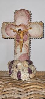 Oud houten kruisbeeldje bekleed met schelpen, Collections, Religion, Image, Enlèvement, Utilisé, Christianisme | Catholique