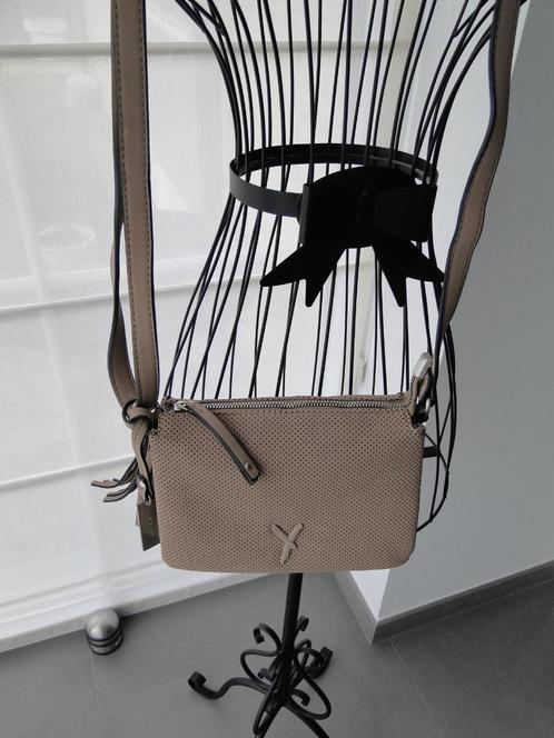 Nieuw schoudertasje van Suri Frey, Handtassen en Accessoires, Tassen | Damestassen, Zo goed als nieuw, Schoudertasje, Beige, Ophalen of Verzenden