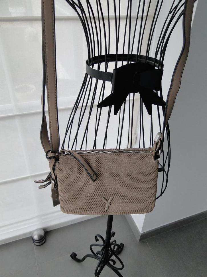 Nieuw schoudertasje van Suri Frey, Handtassen en Accessoires, Tassen | Damestassen, Zo goed als nieuw, Schoudertasje, Beige, Ophalen of Verzenden