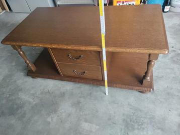 Houten salontafel  beschikbaar voor biedingen