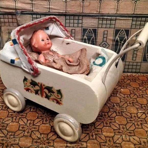 Antiek miniatuur poppenwagentje  voor poppenhuis, Antiek en Kunst, Antiek | Speelgoed, Ophalen of Verzenden