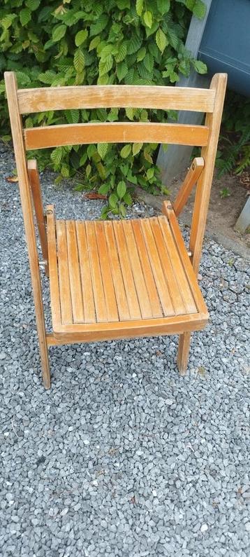 20 stoelen en 4 tafels beschikbaar voor biedingen