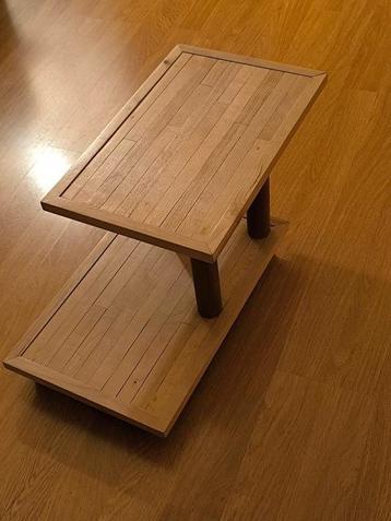 Asymmetrische salontafel beschikbaar voor biedingen