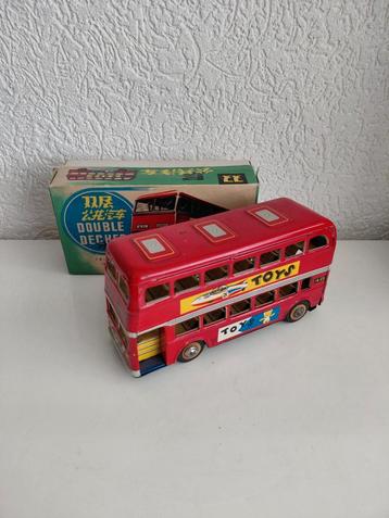 Dubbeldekker met doos beschikbaar voor biedingen