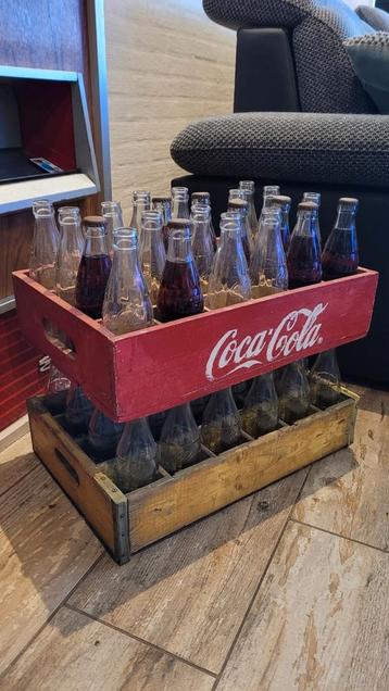 Oude coca cola bakken met flesjes beschikbaar voor biedingen