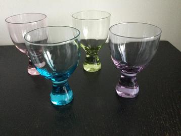 Vintage gekleurde glazen op voet beschikbaar voor biedingen