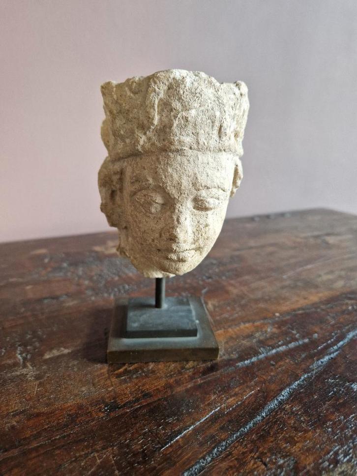 Hoofd van een bodhisattva , 600 - 930, Antiek en Kunst, Kunst | Niet-Westerse kunst, Ophalen of Verzenden