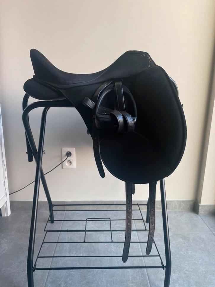 HKM Zeus dressuurzadel 17,5 inch, Dieren en Toebehoren, Paarden en Pony's | Zadels, Zo goed als nieuw, Dressuur, Ophalen