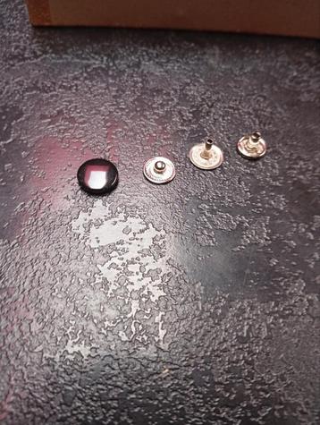 Metalen drukknopen  beschikbaar voor biedingen