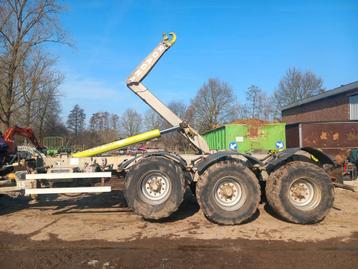 Haakarm met containers. beschikbaar voor biedingen