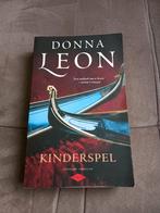 Donna Leon - Kinderspel, Livres, Thrillers, Comme neuf, Donna Leon, Enlèvement ou Envoi, Amérique