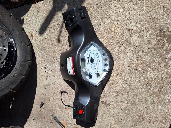 Kilometerteller neco gts btc boatian 50cc scooter 2700klm, Fietsen en Brommers, Brommeronderdelen | Algemeen, Zo goed als nieuw