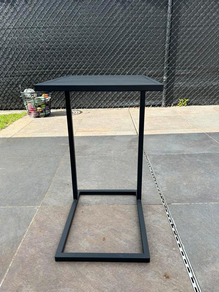 Gloednieuw zwart metalen bijzettafeltje, Huis en Inrichting, Tafels | Bijzettafels, Nieuw, Rechthoekig, 45 tot 60 cm, Minder dan 55 cm