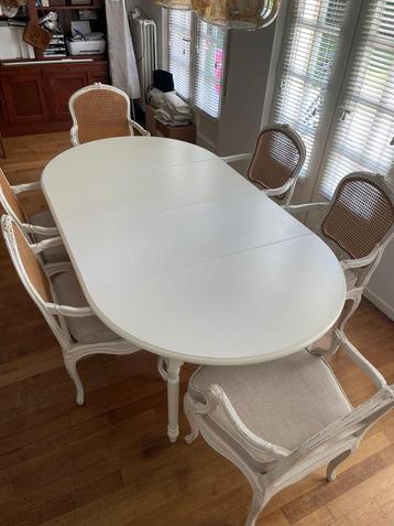 Franse brocante eettafel en 8 stoelen (nieuwe linen kussens) beschikbaar voor biedingen