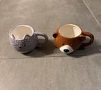 2 leuke drinktassen. Beer en poes., Maison & Meubles, Cuisine | Vaisselle, Enlèvement, Utilisé, Autres styles, Tasse(s) et/ou soucoupe(s)