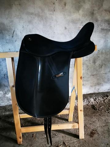 Zeer mooi kunstof Tattini Dressuurzadel 17,5" ZGAN beschikbaar voor biedingen