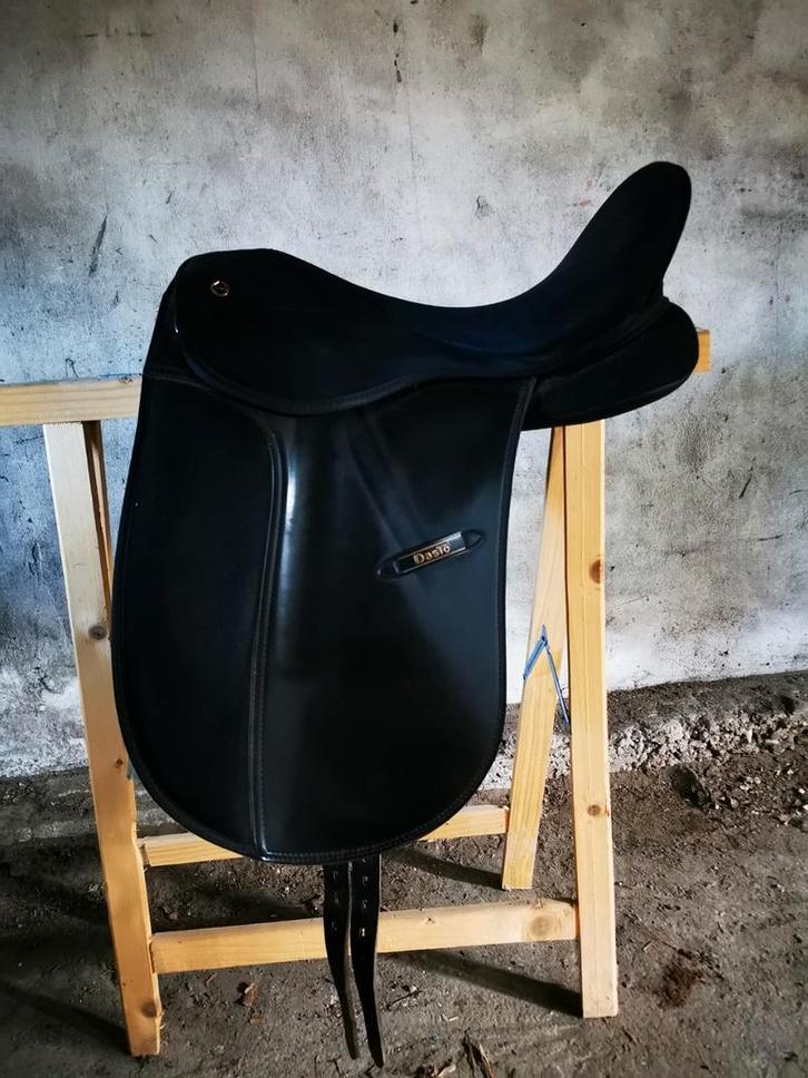 Zeer mooi kunstof Tattini Dressuurzadel 17,5" ZGAN, Dieren en Toebehoren, Paarden en Pony's | Zadels, Zo goed als nieuw, Ophalen