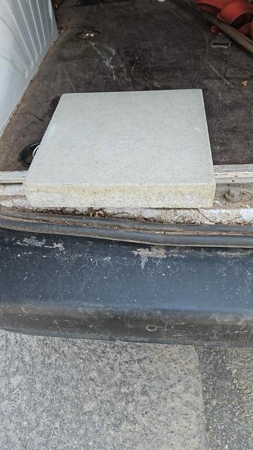Beton tegels  beschikbaar voor biedingen