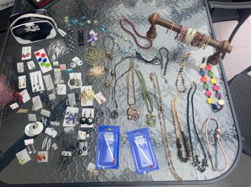 Lot armbanden, oorbellen en kettingen beschikbaar voor biedingen
