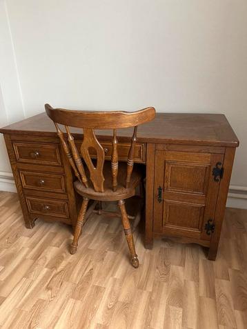 Eiken bureau met stoel beschikbaar voor biedingen
