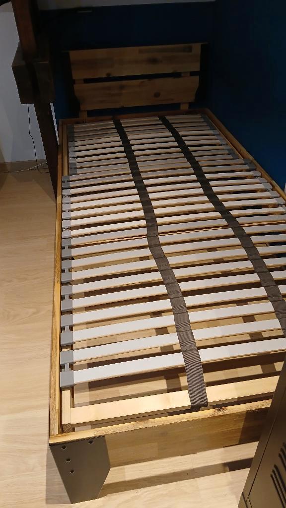 Houten bed met zwarte details., Enfants & Bébés, Chambre d'enfant | Lits, Comme neuf, 180 cm ou plus, 85 à 100 cm, Sommier à lattes