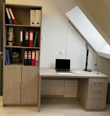 Bureau + kast in houtlook beschikbaar voor biedingen