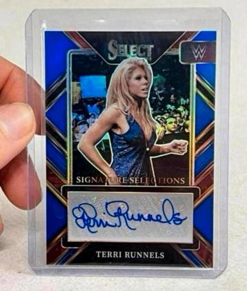 2023 Panini Select WWE Terri Runnels limited + Handtekening beschikbaar voor biedingen