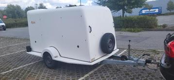 Te huur gesloten motortrailer/aanhanger/remork  beschikbaar voor biedingen