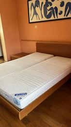 Lit double en bois massif + matelas PIRELLI 100 % latex, Enlèvement, Comme neuf
