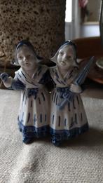 Figuurtje meisjes met paraplu in Delfts blauw,, Antiek en Kunst, Antiek | Keramiek en Aardewerk, Ophalen of Verzenden