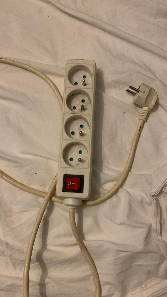 Stekkerdoos met 4 stopcontacten en schakelaar, Muziek en Instrumenten, Kabels en Stekkers, Zo goed als nieuw, Ophalen