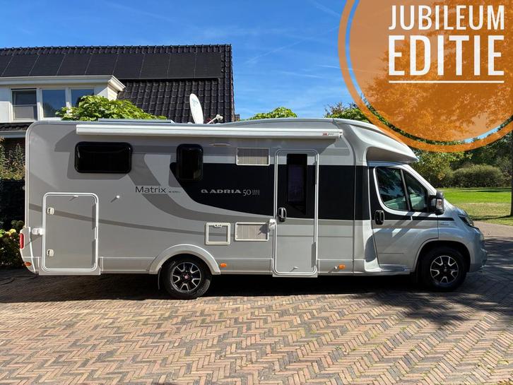 Adria Matrix 670 Sc 50 jaar/5pers/ Queensbed /Hefbed / Zenec, Caravans en Kamperen, Mobilhomes, Particulier, tot en met 5, Half-integraal