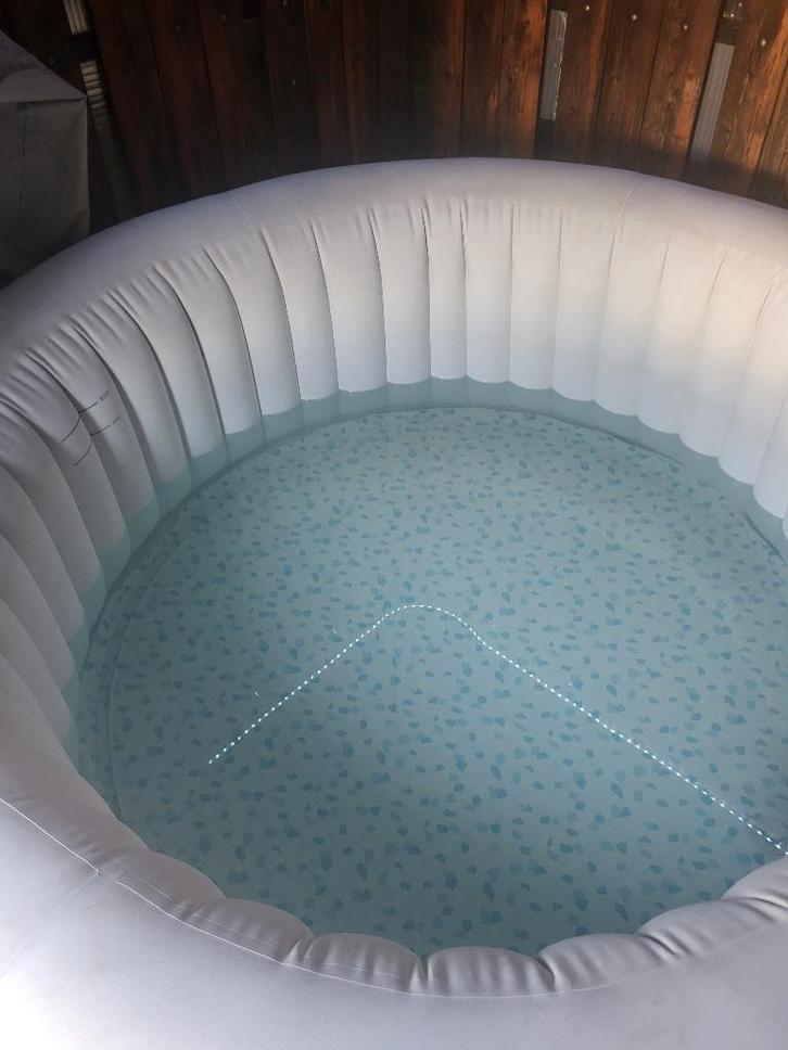 Lay-z-Spa Tahiti jakuzzi, Tuin en Terras, Bubbelbaden en Hottubs, Gebruikt, Opblaasbaar, Filter, Ophalen of Verzenden