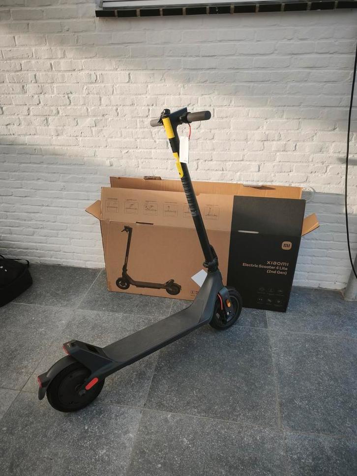  Scooter 4 Lite Gen 2 en een helm (t.w.v. € 348).

10" Lucht, Fietsen en Brommers, Steps, Nieuw, Ophalen