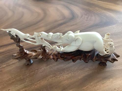 Olifant op houten sokkel, Antiek en Kunst, Kunst | Niet-Westerse kunst, Ophalen