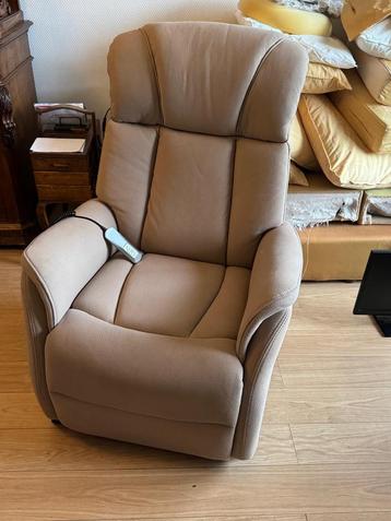 Electric relax in beige stof beschikbaar voor biedingen