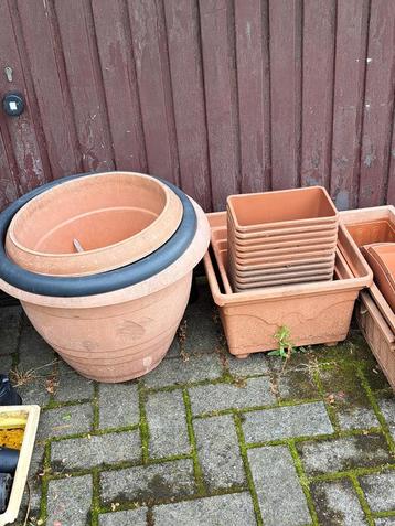 Bloembakken en bloempotten in verschillende maten en kleuren beschikbaar voor biedingen