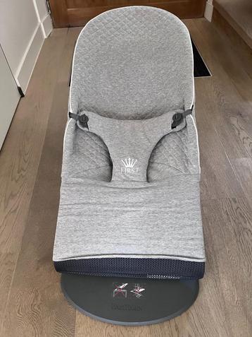BabyBjörn wipstoel + First hoes – €90 (bieden vanaf €75) beschikbaar voor biedingen