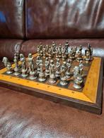 Beau jeu d'échecs en bronze, cuivre, planche de bois