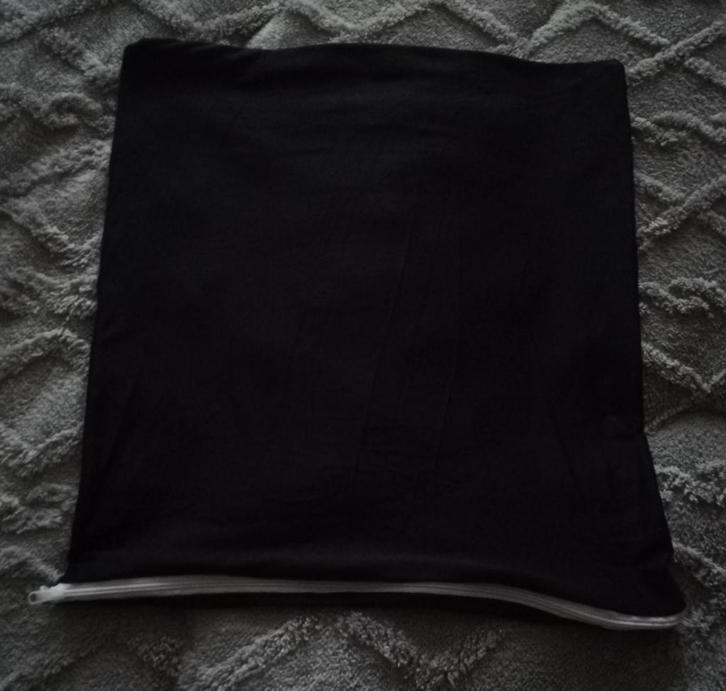 House noir en polyester 40x44cm, Maison & Meubles, Accessoires pour la Maison | Coussins, Neuf, Noir, Rectangulaire, Enlèvement ou Envoi