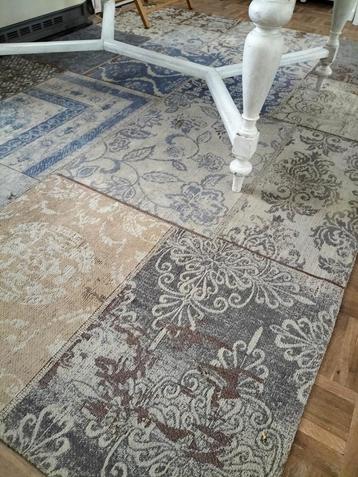 Groot tapijt vintage look beschikbaar voor biedingen