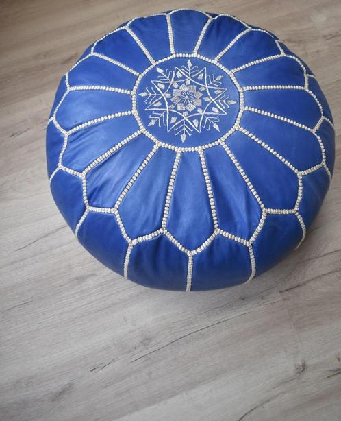 handgemaakte leren poef - stevig gevuld - hemels blauw, Huis en Inrichting, Zetels | Voetbanken en poefs, Nieuw, 50 tot 75 cm