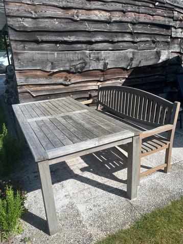 Tuintafel met bijhorend bankje beschikbaar voor biedingen
