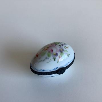antiek eivormig Limoges pillendoosje met bloemen beschikbaar voor biedingen