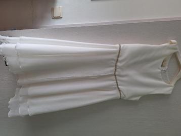 Elegant wit kleedje met bijpassende giler beschikbaar voor biedingen