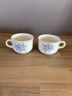 2 tasses vintage blanche et fleurs bleues, Maison & Meubles, Cuisine | Vaisselle, Enlèvement ou Envoi, Comme neuf, Autres styles