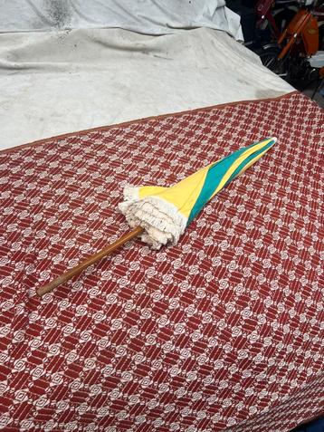Vintage parasol beschikbaar voor biedingen