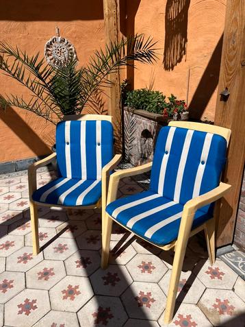 2 tuinstoelen geel incl blauw kussen beschikbaar voor biedingen