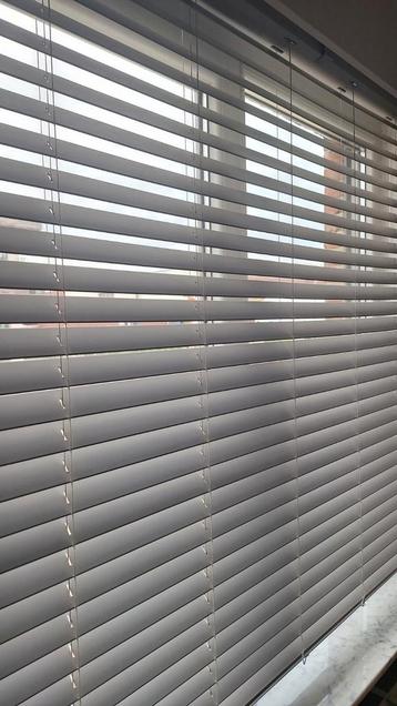 Lichtgrijze houten Lamellen te koop beschikbaar voor biedingen