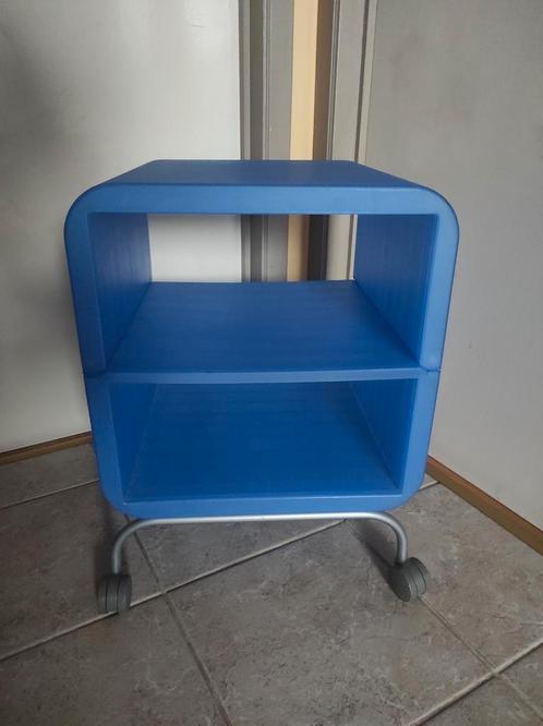 Leuke retro blauw nachtkastje kast op wielen ikea design, Huis en Inrichting, Slaapkamer | Nachtkastjes, Gebruikt, Kunststof, Ophalen